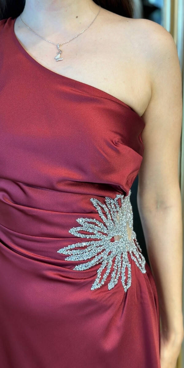 Bordo Tek Omuzlu Taş Detaylı Düz Kesim Saten Uzun Abiye Elbise 7684 - 4