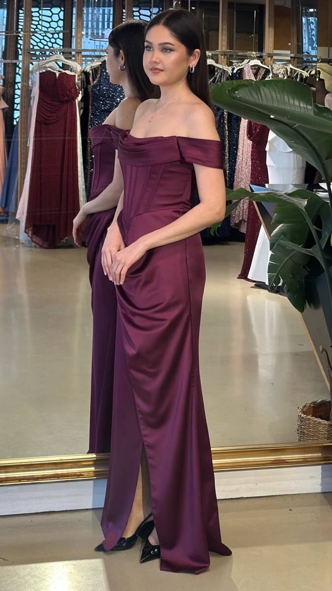 Damson Madonna Yaka Sırt Dekolteli Yırtmaçlı Düz Kesim Saten Uzun Abiye Elbise 11128-05 - 2