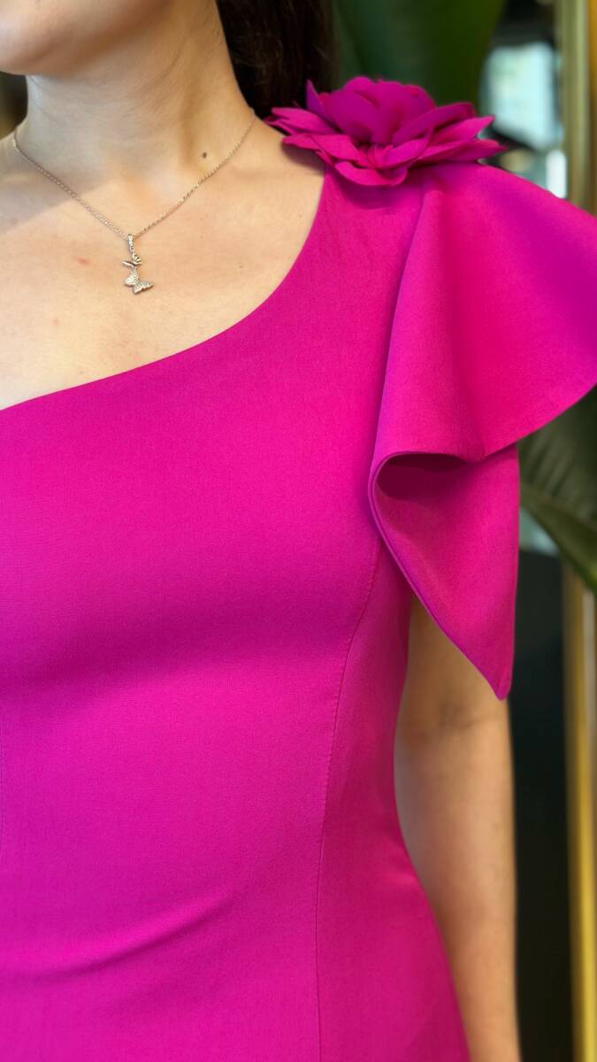 Fuşya Tek Omuzlu Çiçek Detaylı Yırtmaçlı Düz Kesim Krep Uzun Abiye Elbise 7658 - 4