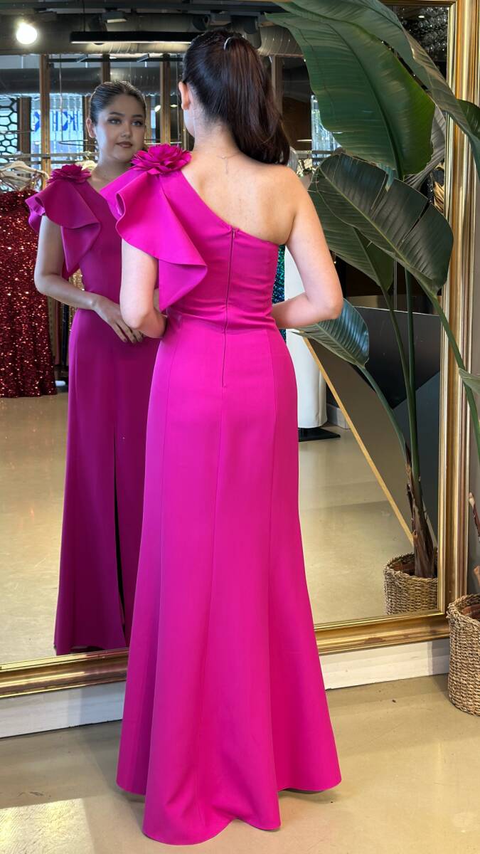 Fuşya Tek Omuzlu Çiçek Detaylı Yırtmaçlı Düz Kesim Krep Uzun Abiye Elbise 7658 - 5