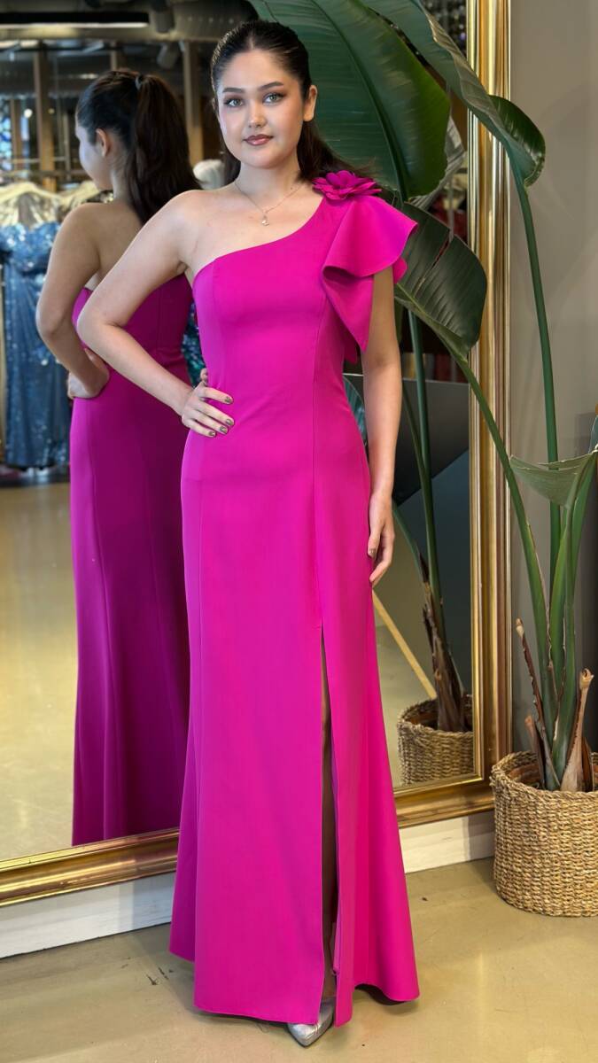 Fuşya Tek Omuzlu Çiçek Detaylı Yırtmaçlı Düz Kesim Krep Uzun Abiye Elbise 7658 - 1