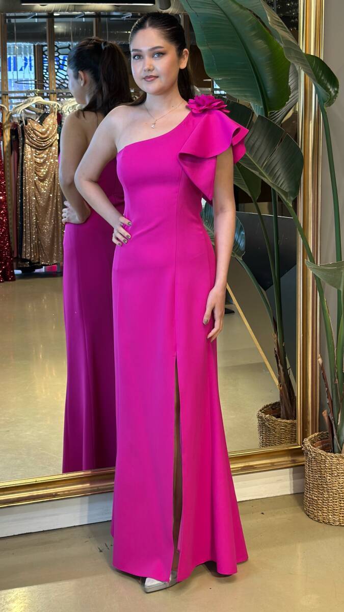 Fuşya Tek Omuzlu Çiçek Detaylı Yırtmaçlı Düz Kesim Krep Uzun Abiye Elbise 7658 - 2