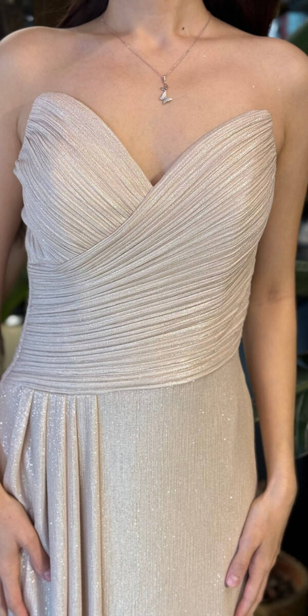 Gold Straplez Yaka Göğüs Dekolteli Düz Kesim Likralı Parlak Kumaş Uzun Abiye Elbise 11083-01 - 4