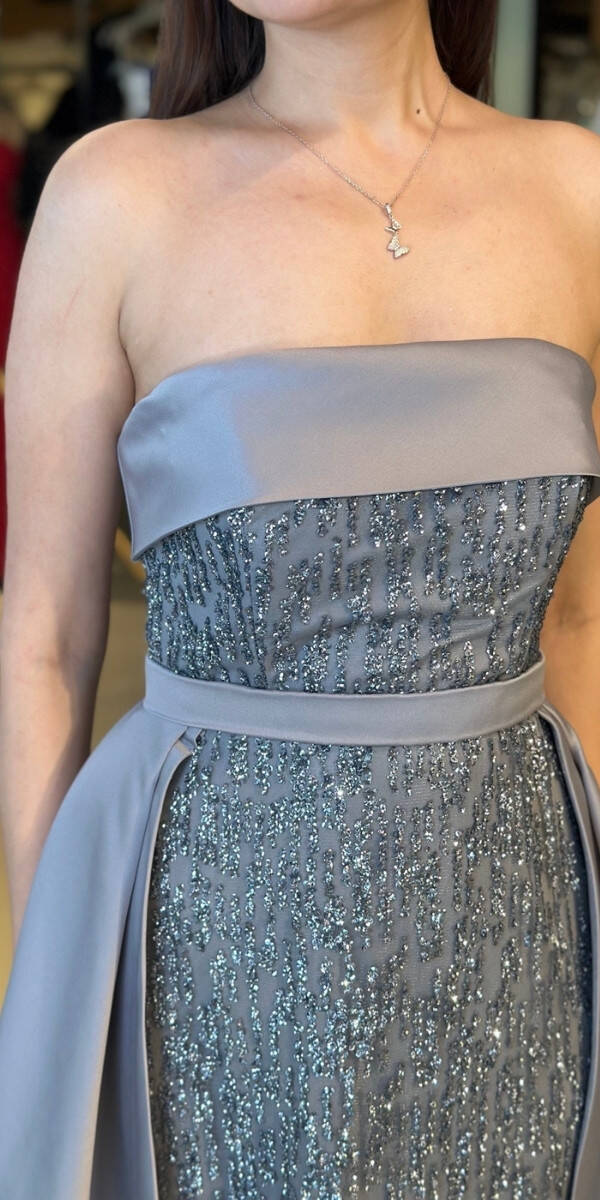 Gri Straplez Yaka Çıkarılabilir Kuyruklu Düz Kesim Simli Uzun Abiye Elbise 7699 - 4