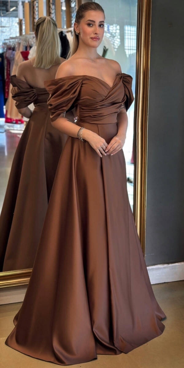 Kahverengi Düşük Kollu Anvelop Yırtmaçlı Kloş Etekli Saten Uzun Abiye Elbise 7568 - 1