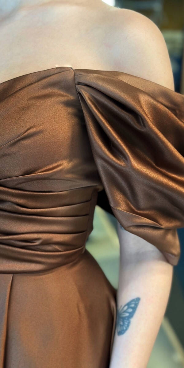 Kahverengi Düşük Kollu Anvelop Yırtmaçlı Kloş Etekli Saten Uzun Abiye Elbise 7568 - 4