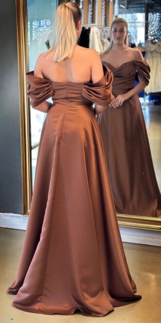 Kahverengi Düşük Kollu Anvelop Yırtmaçlı Kloş Etekli Saten Uzun Abiye Elbise 7568 - 5