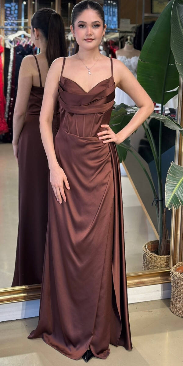 Kahverengi İnce Askılı Yırtmaçlı Düz Kesim Saten Uzun Abiye Elbise 7564 - 1