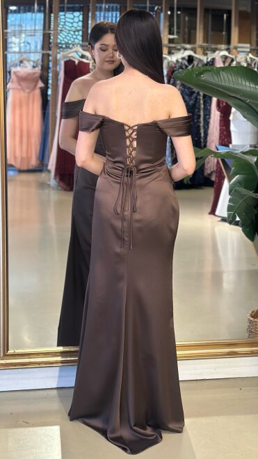 Kahverengi Madonna Yaka Sırt Dekolteli Yırtmaçlı Düz Kesim Saten Uzun Abiye Elbise 11128-07 - 5