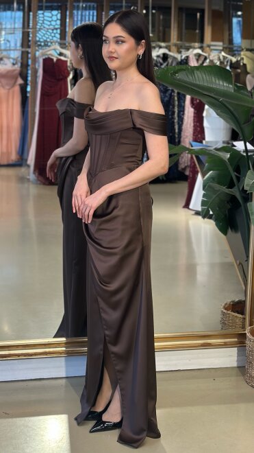 Kahverengi Madonna Yaka Sırt Dekolteli Yırtmaçlı Düz Kesim Saten Uzun Abiye Elbise 11128-07 - 2