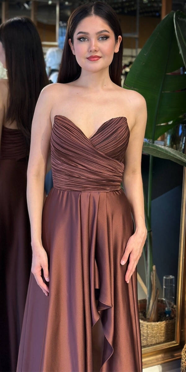 Kahverengi Straplez Yaka Anvelop Yırtmaçlı Kloş Etekli Saten Uzun Abiye Elbise 11095-13 - 3