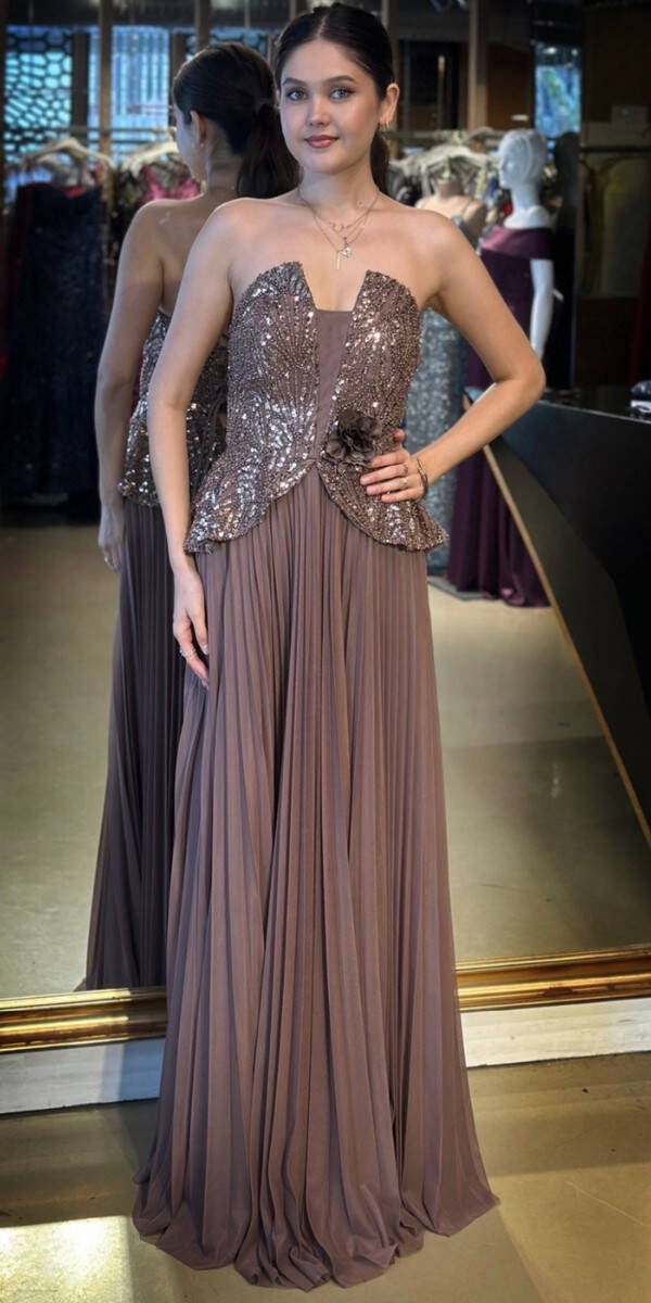 Kahverengi Straplez Yaka Çiçek Detaylı Sırt Dekolteli Kloş Etekli Tül Uzun Abiye Elbise 11054 - 1