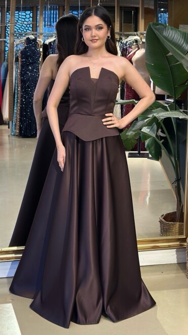 Kahverengi Straplez Yaka Göğüs Dekolteli Kloş Etekli Saten Uzun Abiye Elbise 11227-09 