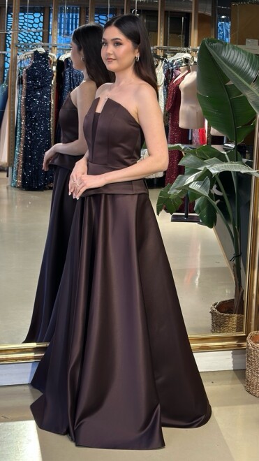 Kahverengi Straplez Yaka Göğüs Dekolteli Kloş Etekli Saten Uzun Abiye Elbise 11227-09 - 2