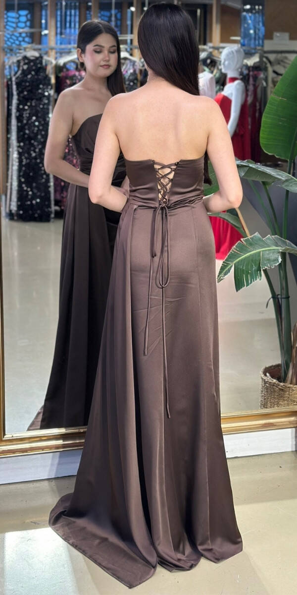 Kahverengi Straplez Yaka Sırt Dekolteli Düz Kesim Saten Uzun Abiye Elbise 11131-07 - 5