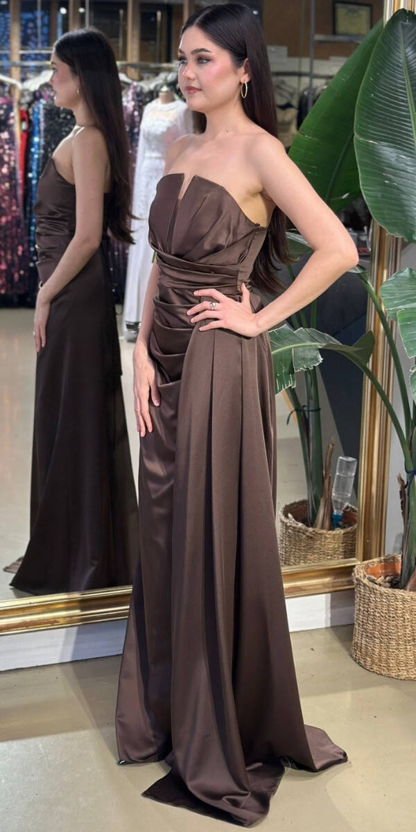 Kahverengi Straplez Yaka Sırt Dekolteli Düz Kesim Saten Uzun Abiye Elbise 11131-07 - 2