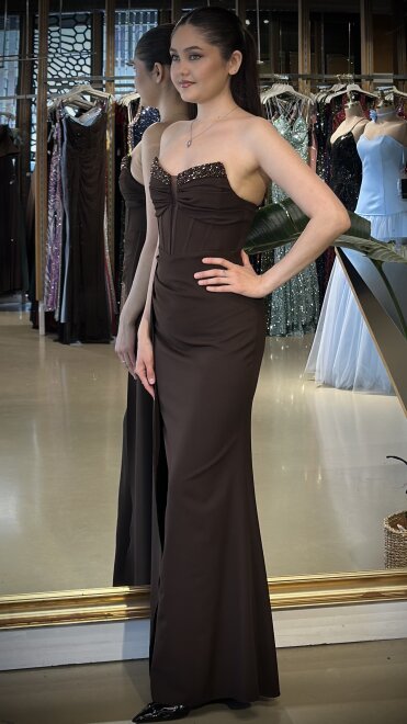 Kahverengi Straplez Yaka Taş Detaylı Anvelop Yırtmaçlı Düz Kesim Krep Uzun Abiye Elbise 11109-14 - 2