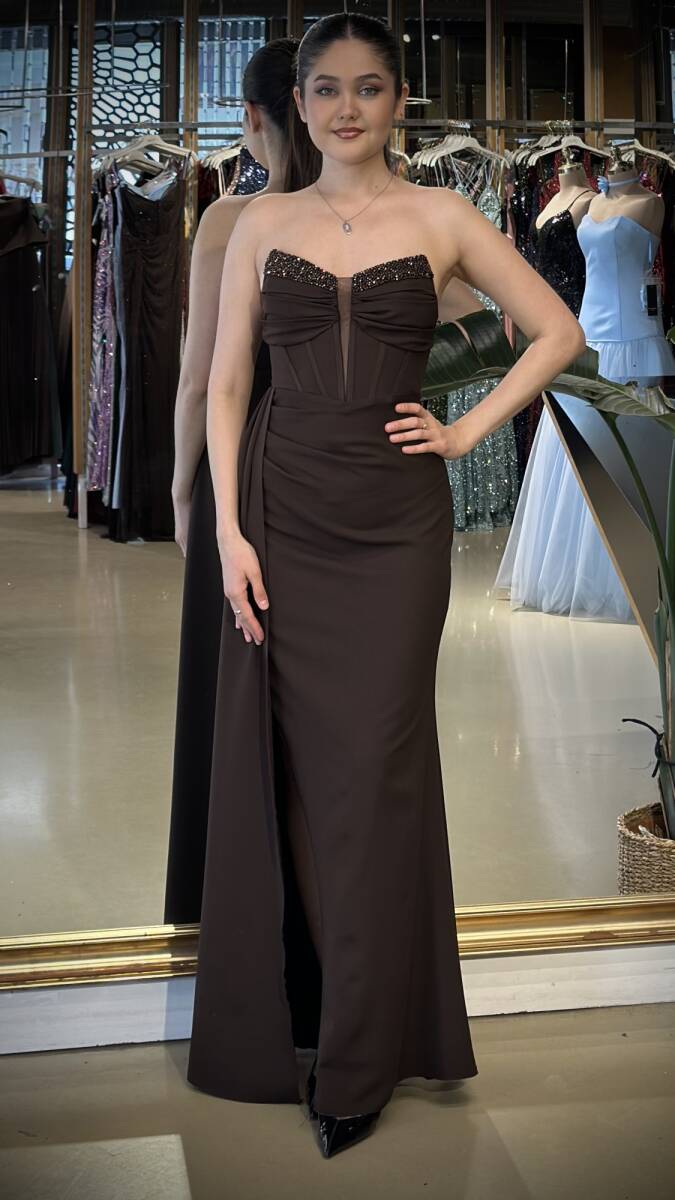 Kahverengi Straplez Yaka Taş Detaylı Anvelop Yırtmaçlı Düz Kesim Krep Uzun Abiye Elbise 11109-14 - 1