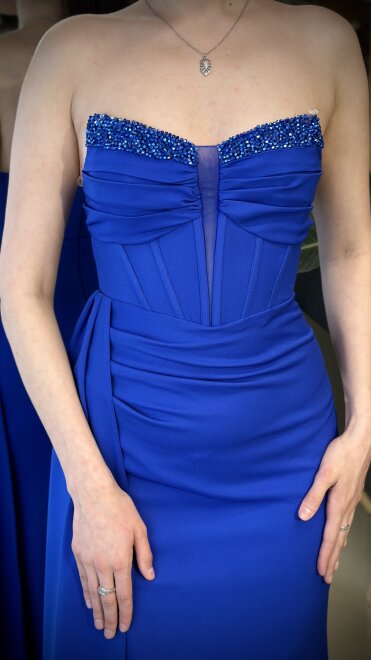 Saks Straplez Yaka Taş Detaylı Anvelop Yırtmaçlı Düz Kesim Krep Uzun Abiye Elbise 11109-16 - 4