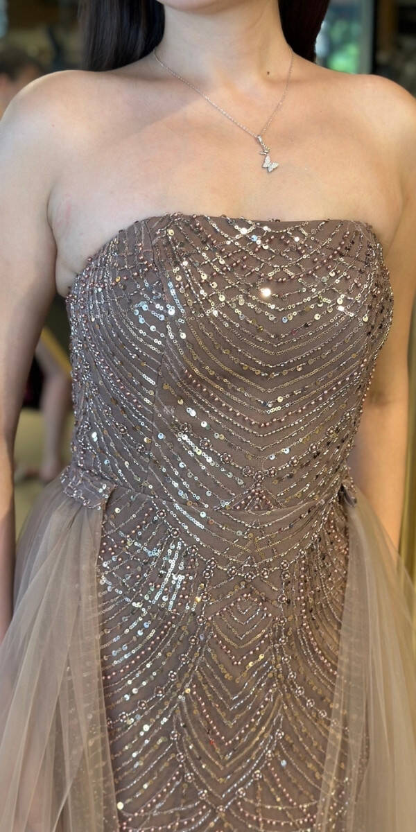 Kahverengi Straplez Yaka Tül Pelerin Etekli Pullu Boncuklu Uzun Abiye Elbise 7705 - 4