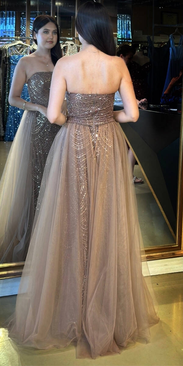 Kahverengi Straplez Yaka Tül Pelerin Etekli Pullu Boncuklu Uzun Abiye Elbise 7705 - 5