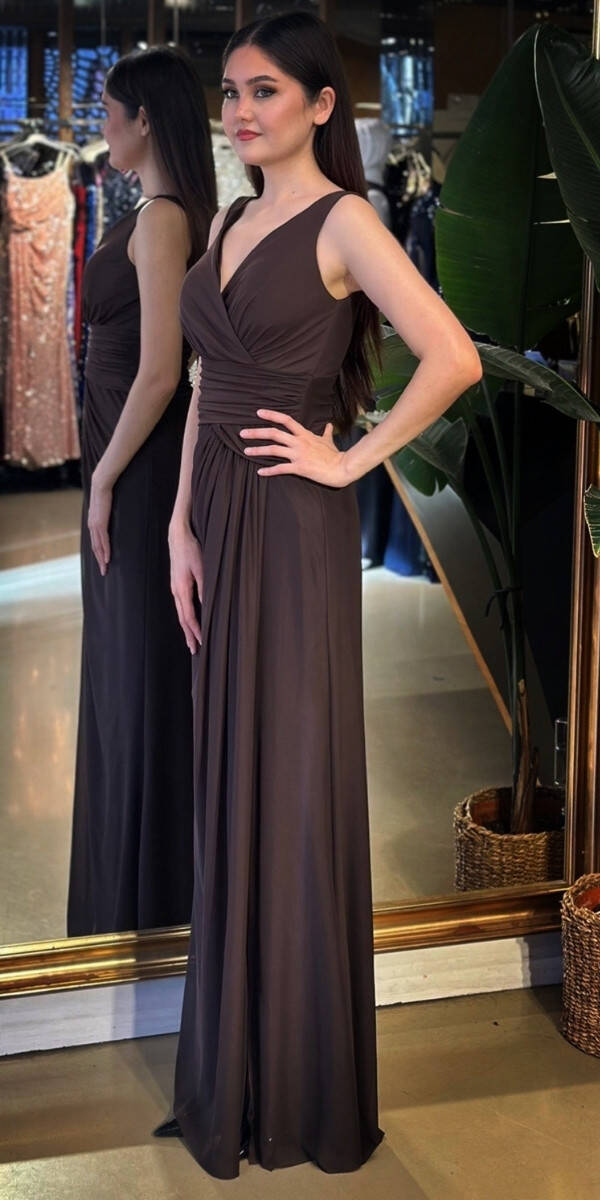 Kahverengi V Yaka Kalın Askı Anvelop Yırtmaçlı Düz Kesim Likralı Tül Uzun Abiye Elbise 11123-09 - 2