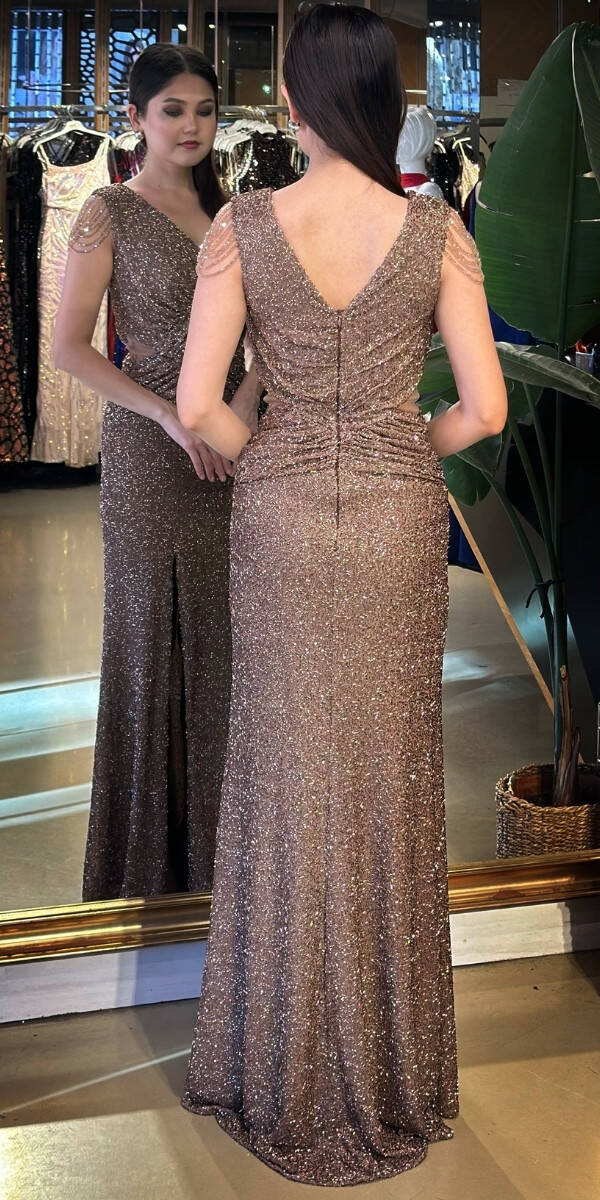 Kahverengi V Yaka Kalın Askı Yırtmaçlı Düz Kesim Likralı Pullu Boncuklu Uzun Abiye Elbise 11179-01 - 5