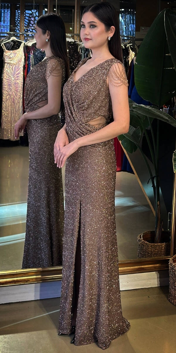 Kahverengi V Yaka Kalın Askı Yırtmaçlı Düz Kesim Likralı Pullu Boncuklu Uzun Abiye Elbise 11179-01 - 2