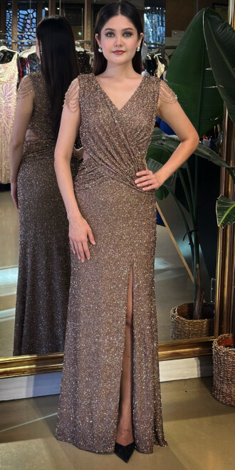 Kahverengi V Yaka Kalın Askı Yırtmaçlı Düz Kesim Likralı Pullu Boncuklu Uzun Abiye Elbise 11179-01 - abiyeniall