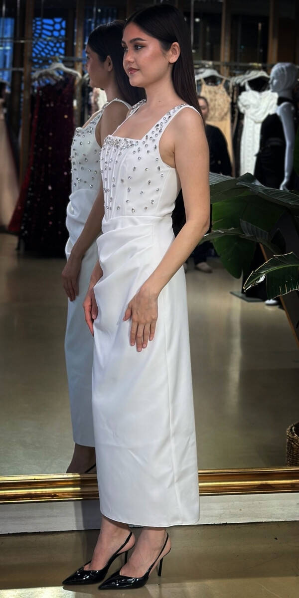 Kırık Beyaz Kare Yaka Kalın Askı Taş Detaylı Yırtmaçlı Düz Kesim Krep Midi Abiye Elbise 11158-02 - 2