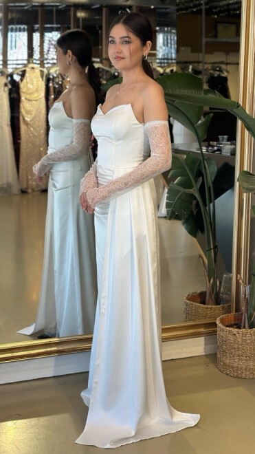 Kırık Beyaz Straplez Yaka Yırtmaçlı Düz Kesim Saten Uzun Abiye Elbise 11193-02 - 2