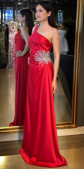 Kırmızı Tek Omuzlu Taş Detaylı Düz Kesim Saten Uzun Abiye Elbise 7684 - 2