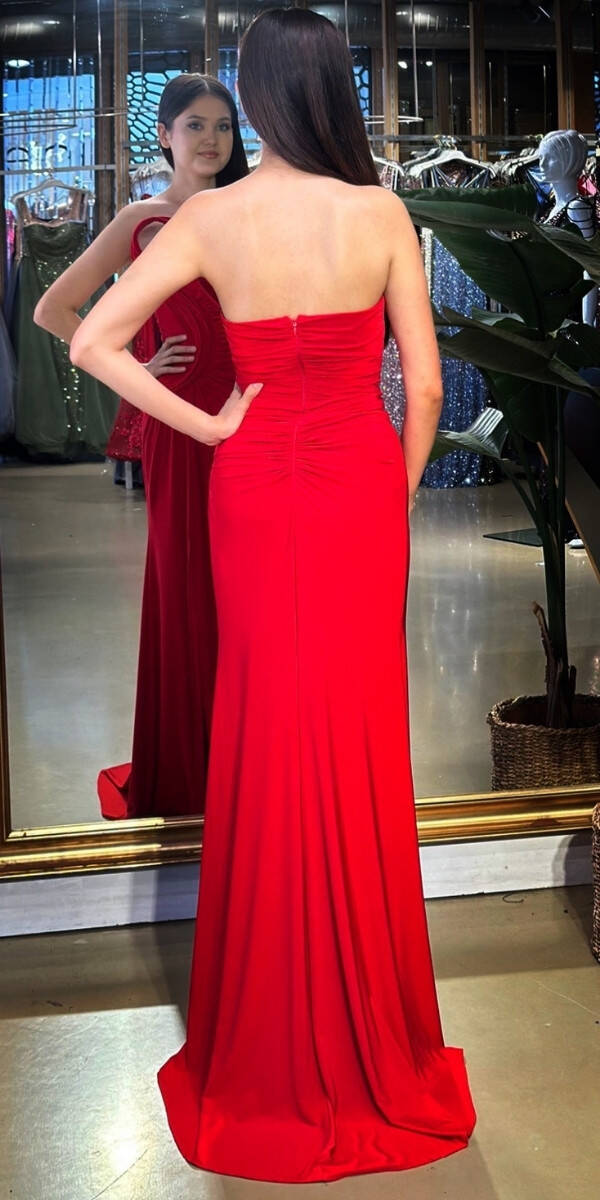 Kırmızı Straplez Yaka Detaylı Yırtmaçlı Düz Kesim Likralı Uzun Abiye Elbise 11031 - 5