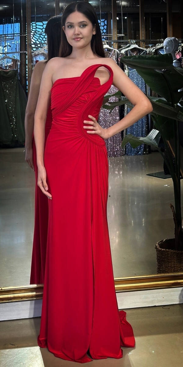 Kırmızı Straplez Yaka Detaylı Yırtmaçlı Düz Kesim Likralı Uzun Abiye Elbise 11031 - 1