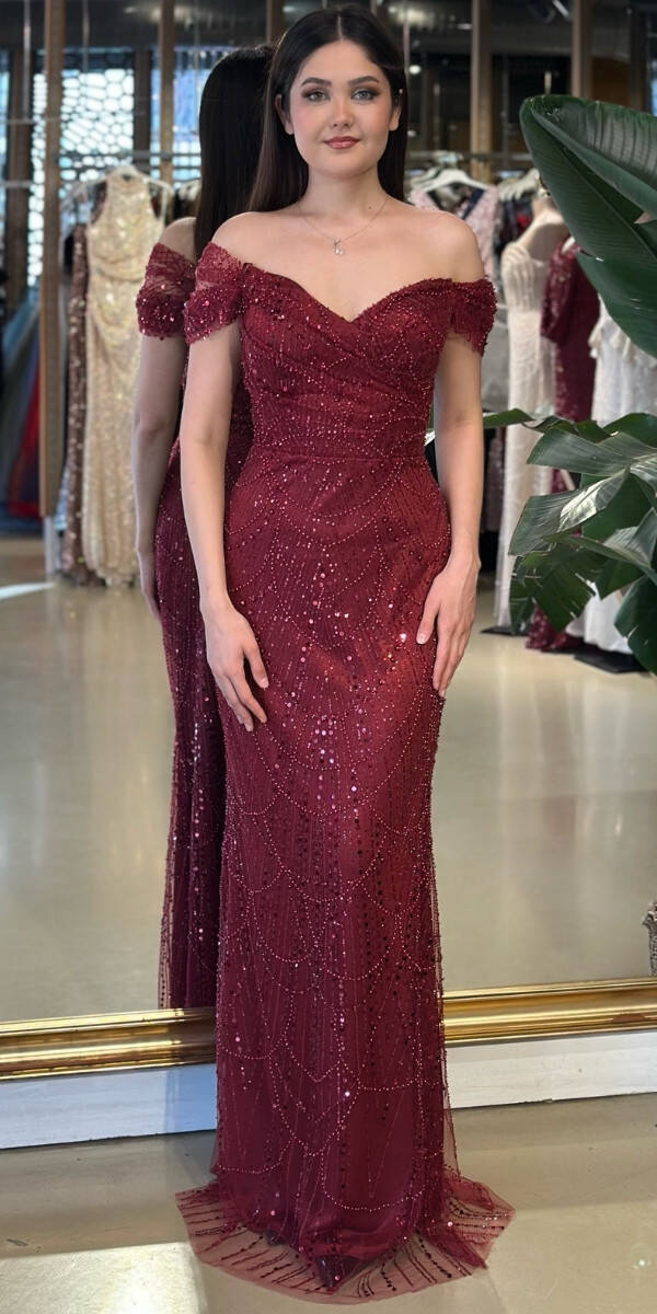 Koyu Bordo Madonna Yaka Sırt Dekolteli Düz Kesim Pullu Boncuklu Uzun Abiye Elbise 11044-24 - 1