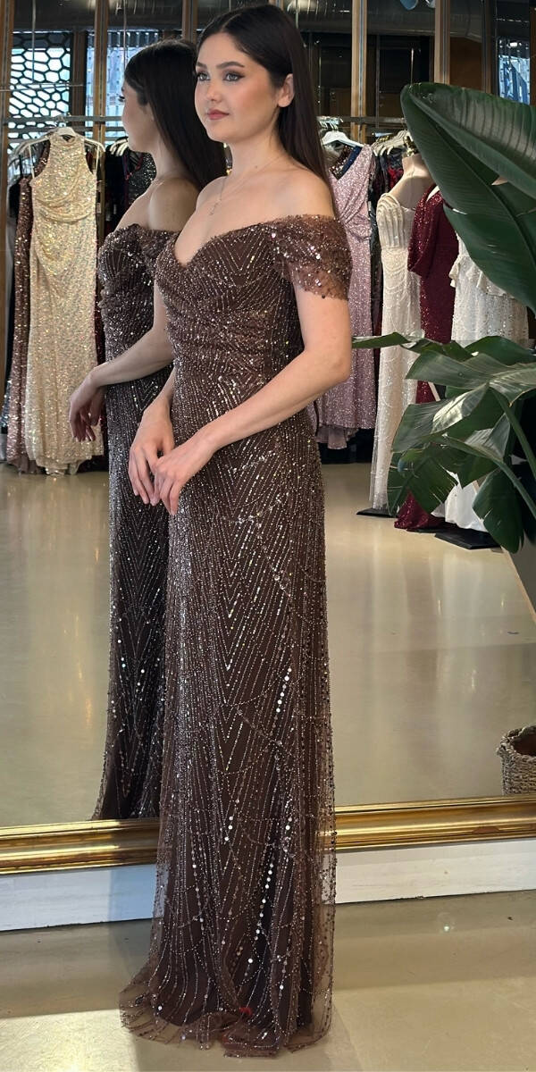 Koyu Kahverengi Madonna Yaka Sırt Dekolteli Düz Kesim Pullu Boncuklu Uzun Abiye Elbise 11044-26 - 2