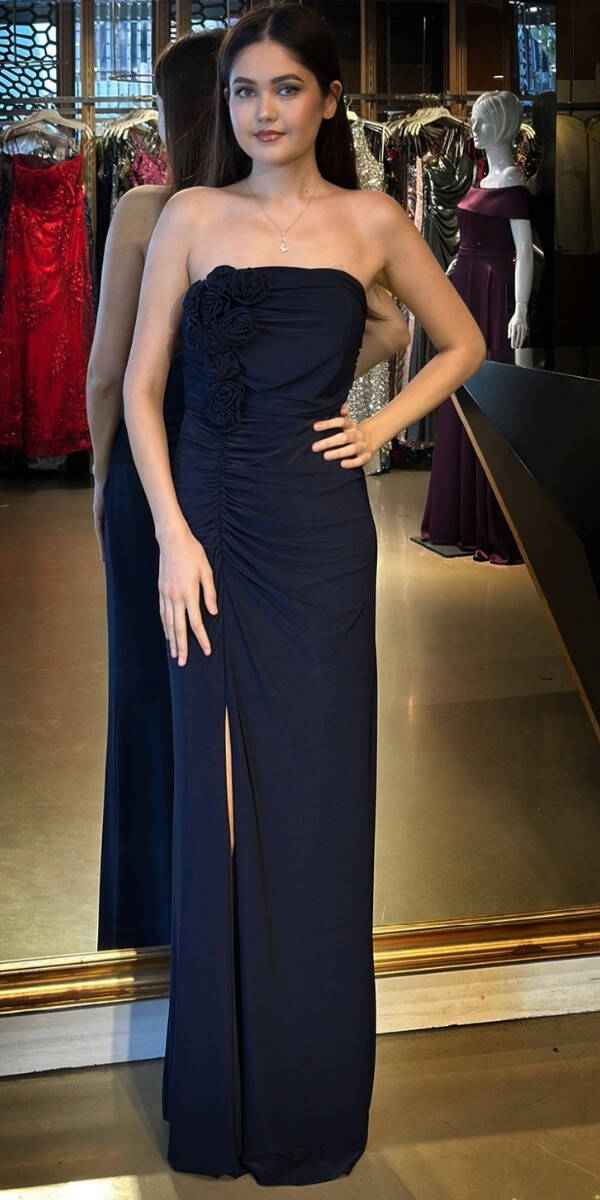 Lacivert Çiçek Detaylı Straplez Yaka Yırtmaçlı Düz Kesim Likralı Uzun Abiye Elbise 11096 - 1