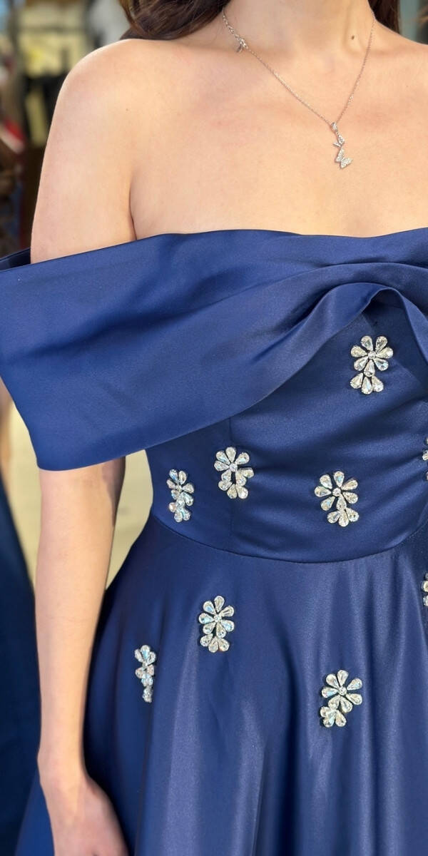 Lacivert Madonna Yaka Taş Detaylı Kloş Etekli Saten Uzun Abiye Elbise 11063-05 - 4