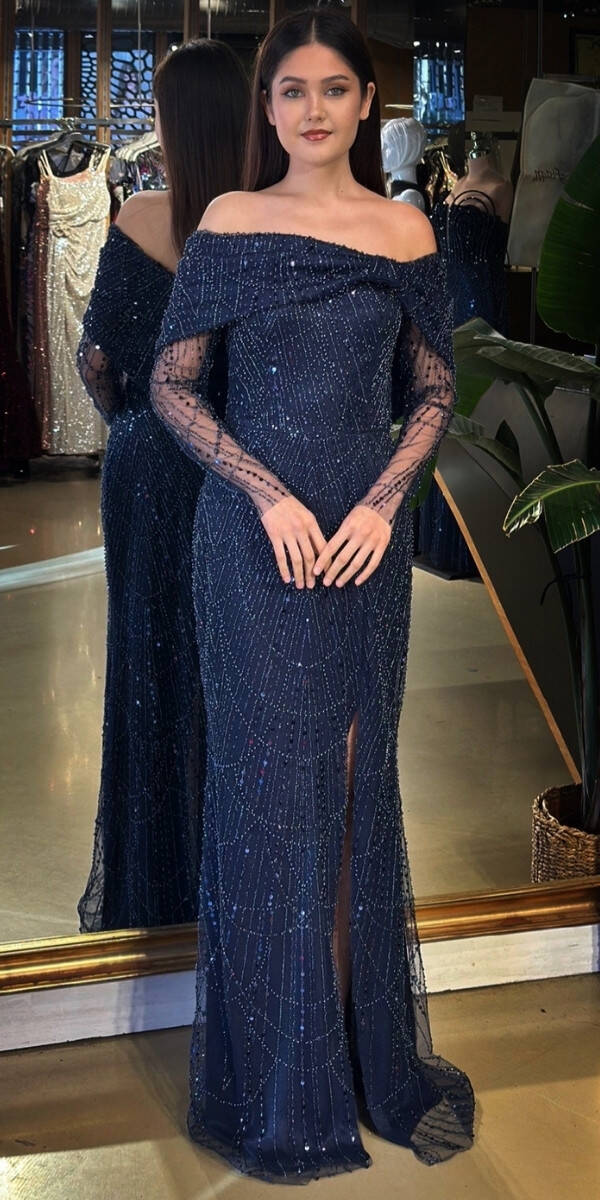 Lacivert Madonna Yaka Uzun Kollu Yırtmaçlı Düz Kesim Pullu Boncuklu Uzun Abiye Elbise 11119-01 - 1