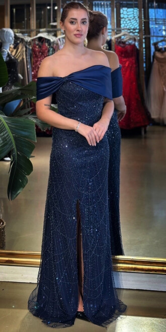 Lacivert Madonna Yaka Yırtmaçlı Düz Kesim Pullu Boncuklu Uzun Abiye Elbise 11029-01 