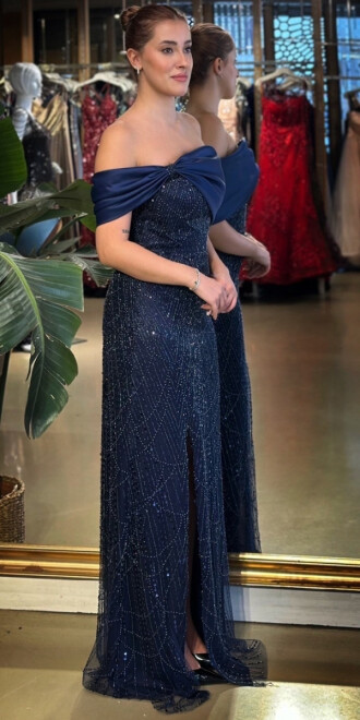 Lacivert Madonna Yaka Yırtmaçlı Düz Kesim Pullu Boncuklu Uzun Abiye Elbise 11029-01 - 2