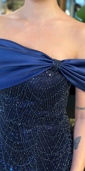 Lacivert Madonna Yaka Yırtmaçlı Düz Kesim Pullu Boncuklu Uzun Abiye Elbise 11029-01 - 4