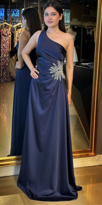Lacivert Tek Omuzlu Taş Detaylı Düz Kesim Saten Uzun Abiye Elbise 7684 