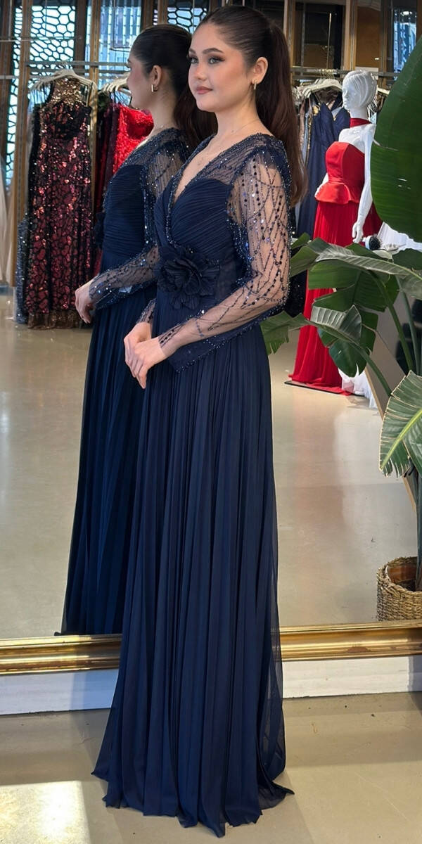 Lacivert V Yaka Uzun Kollu Çiçek Detaylı Kloş Etekli Şifon Uzun Abiye Elbise 11150-02 - 2