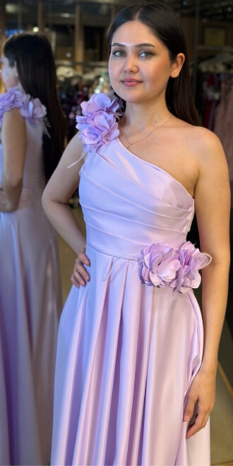 Lila Tek Omuzlu Çiçek Detaylı Kloş Etekli Saten Uzun Abiye Elbise 7659 - 3