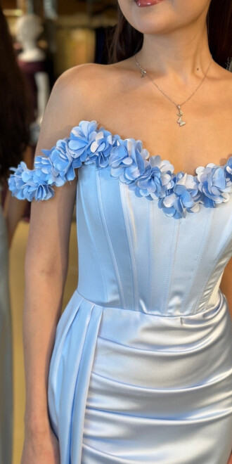 Mavi Madonna Yaka Çiçek Detaylı Sırt Dekolteli Düz Kesim Saten Uzun Abiye Elbise 11065 - 4