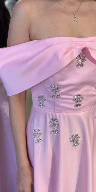 Pembe Madonna Yaka Taş Detaylı Kloş Etekli Saten Uzun Abiye Elbise 11063-06 - 4