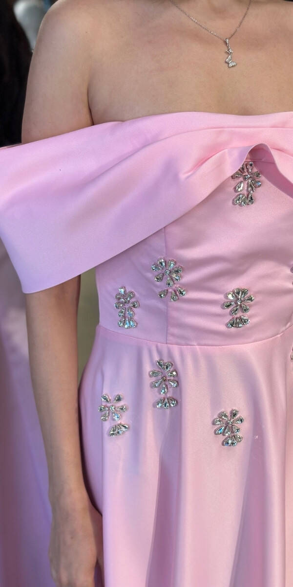 Pembe Madonna Yaka Taş Detaylı Kloş Etekli Saten Uzun Abiye Elbise 11063-06 - 4