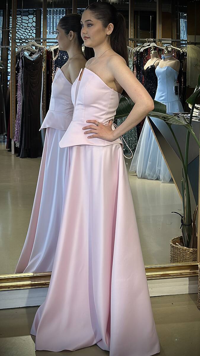 Pembe Straplez Yaka Göğüs Dekolteli Kloş Etekli Saten Uzun Abiye Elbise 11227-05 - 2