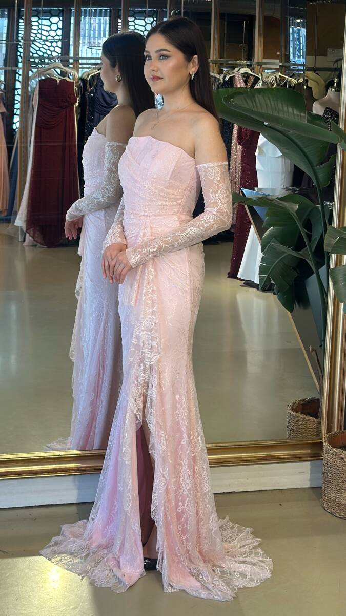 Pembe Straplez Yaka Uzun Kollu Anvelop Yırtmaçlı Düz Kesim Likralı Dantel Uzun Abiye Elbise 11204-05 - 2